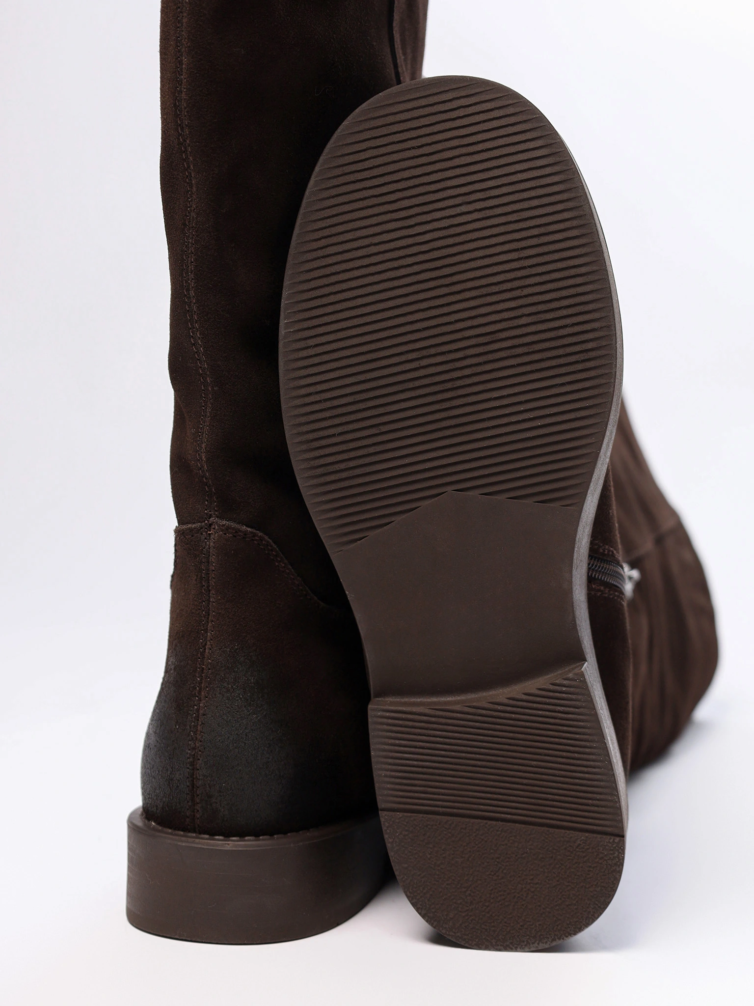 Сапоги коричневого цвета на низком каблуке